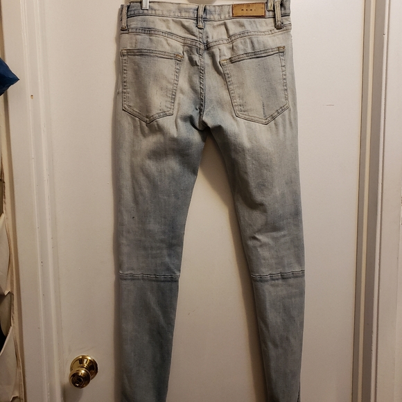 MNML Button-fly zipper, detail @ ankle, light wash. Labeled size 30 - Picture 9 of 9